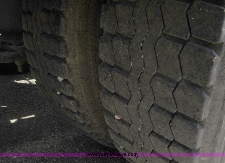 image for item B3201 1995 International 9300 semi truck