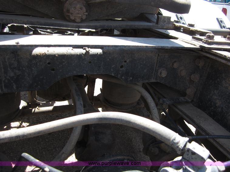 image for item B3201 1995 International 9300 semi truck