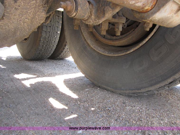 image for item B3201 1995 International 9300 semi truck