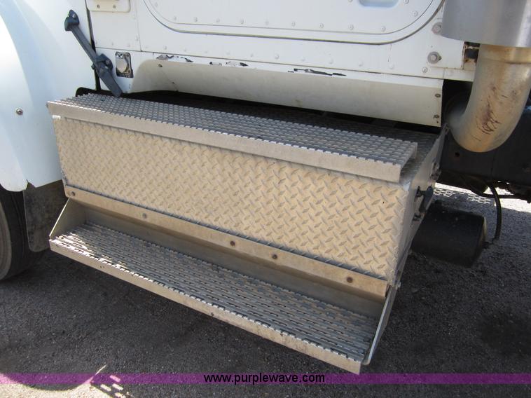 image for item B3201 1995 International 9300 semi truck