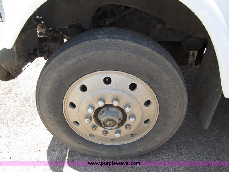 image for item B3201 1995 International 9300 semi truck