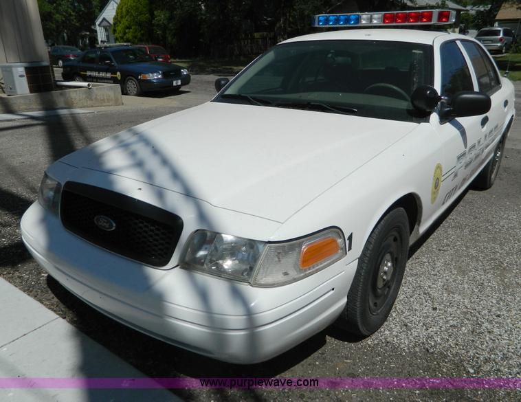 image for item B3681 2005 Ford Crown Victoria Police Interceptor