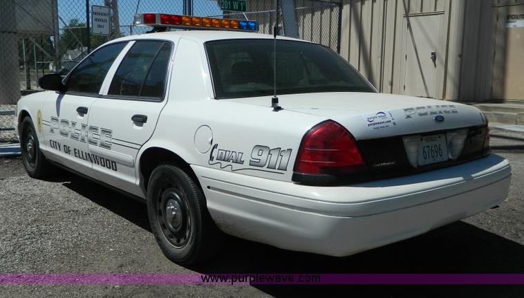 image for item B3681 2005 Ford Crown Victoria Police Interceptor