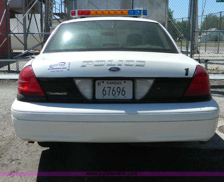 image for item B3681 2005 Ford Crown Victoria Police Interceptor