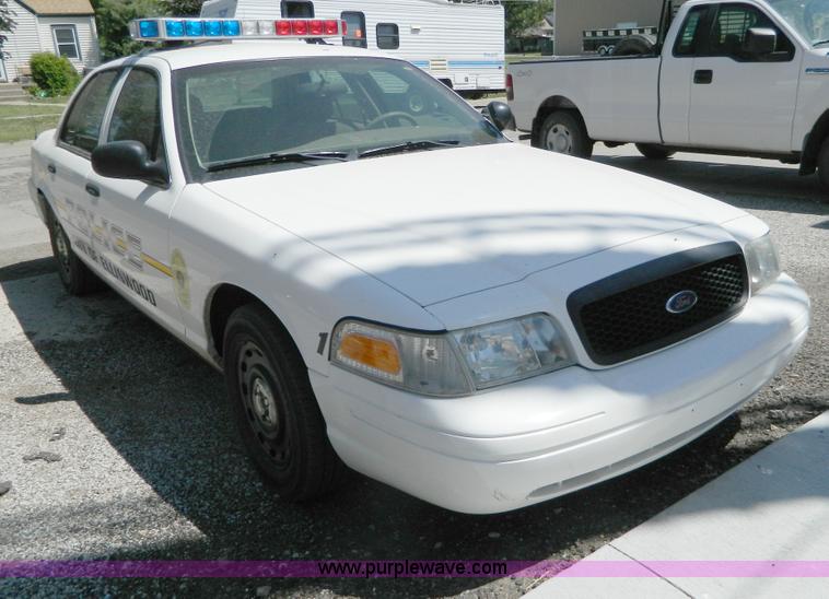 image for item B3681 2005 Ford Crown Victoria Police Interceptor