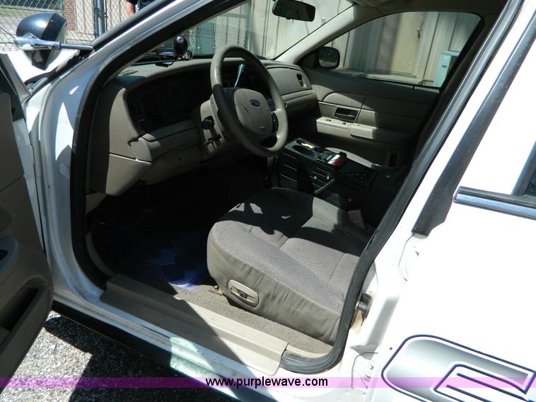 image for item B3681 2005 Ford Crown Victoria Police Interceptor