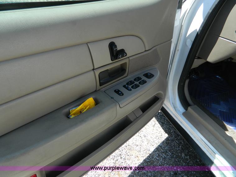 image for item B3681 2005 Ford Crown Victoria Police Interceptor