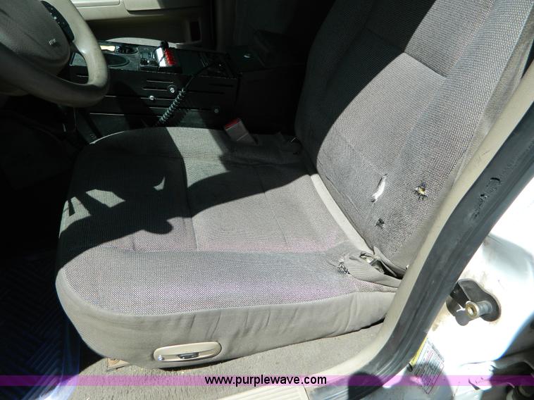 image for item B3681 2005 Ford Crown Victoria Police Interceptor