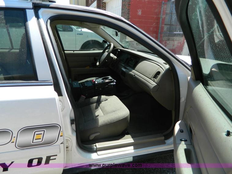 image for item B3681 2005 Ford Crown Victoria Police Interceptor