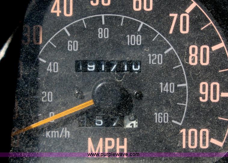 image for item B6741 1998 Isuzu service truck