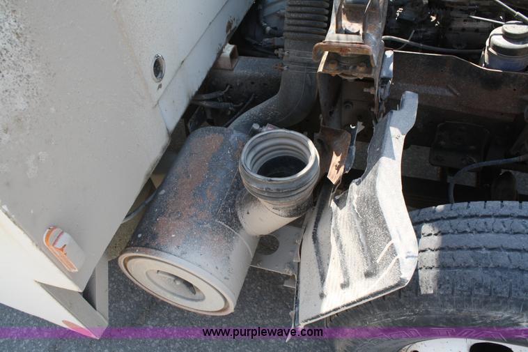 image for item B6741 1998 Isuzu service truck