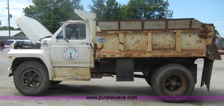 image for item D4081 1987 Ford F700 dump truck