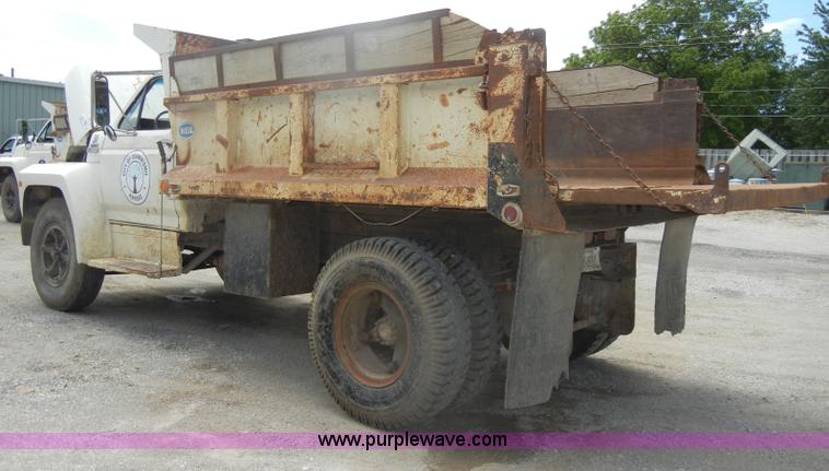 image for item D4081 1987 Ford F700 dump truck