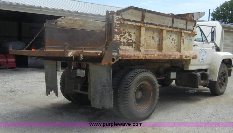 image for item D4081 1987 Ford F700 dump truck
