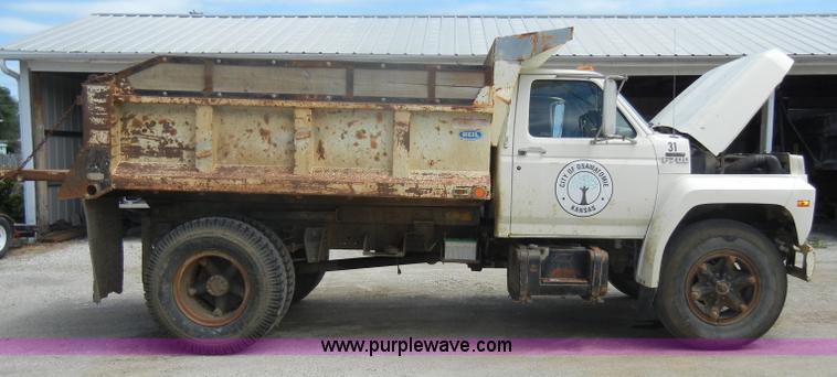 image for item D4081 1987 Ford F700 dump truck