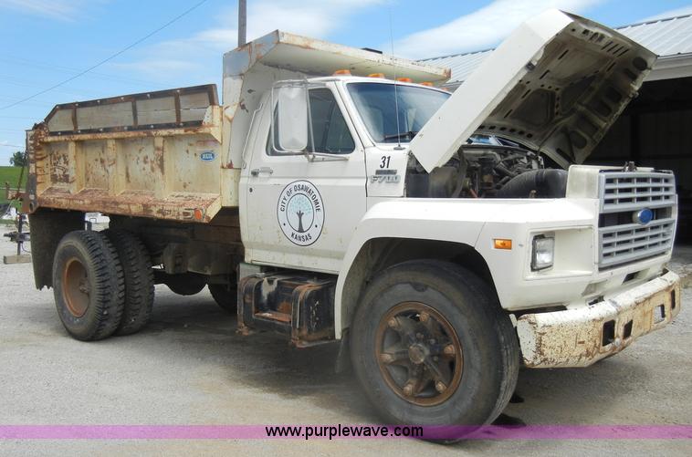 image for item D4081 1987 Ford F700 dump truck