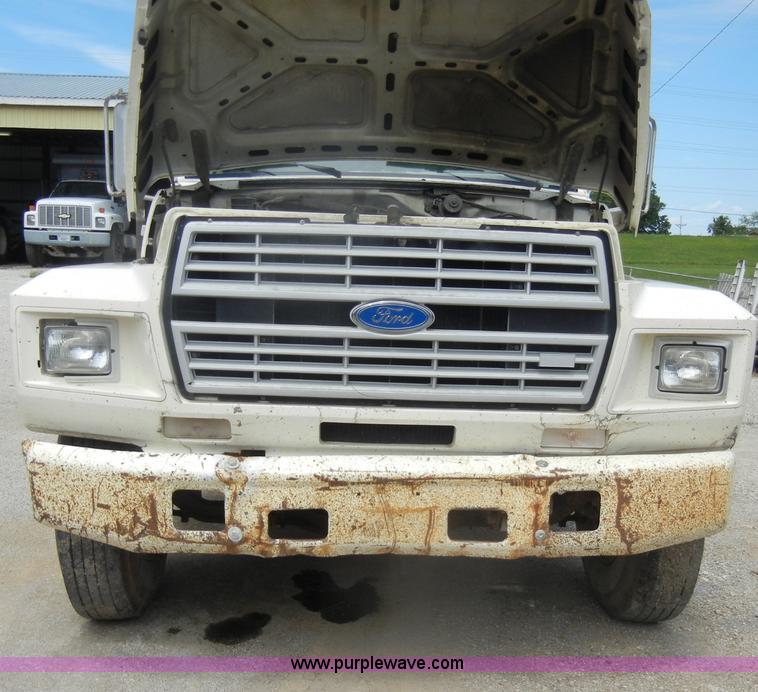 image for item D4081 1987 Ford F700 dump truck