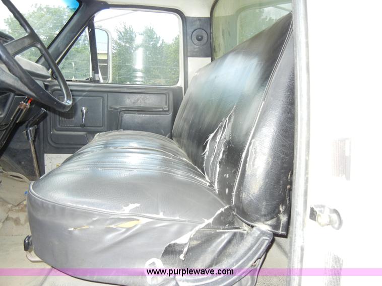 image for item D4081 1987 Ford F700 dump truck