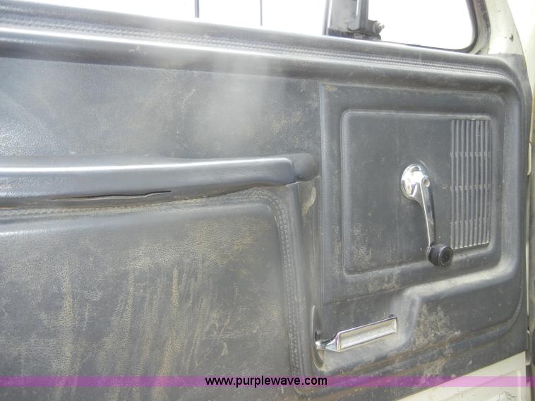 image for item D4081 1987 Ford F700 dump truck