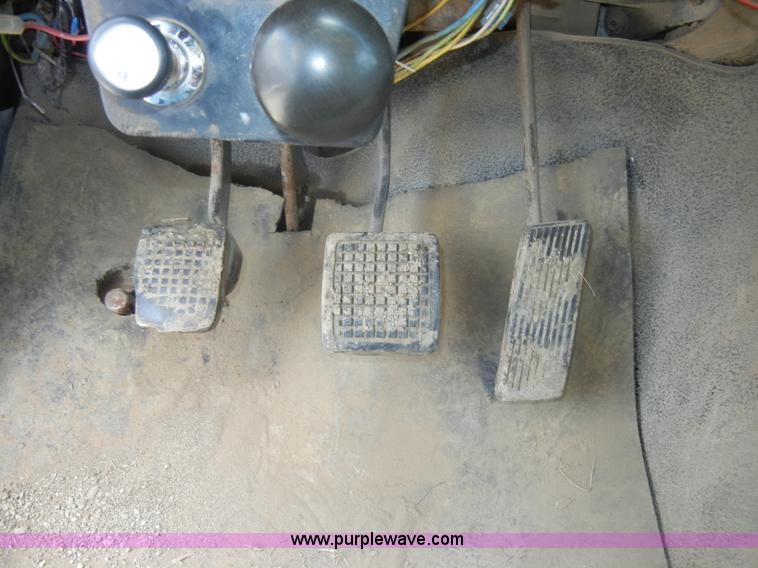 image for item D4081 1987 Ford F700 dump truck