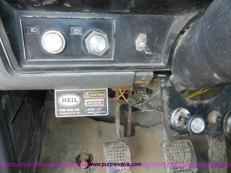 image for item D4081 1987 Ford F700 dump truck