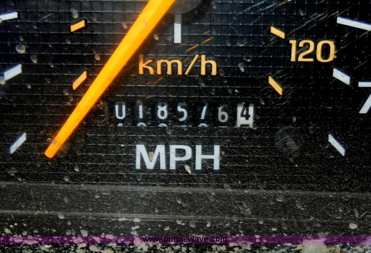 image for item D4081 1987 Ford F700 dump truck