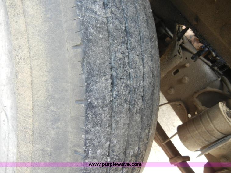 image for item D4081 1987 Ford F700 dump truck