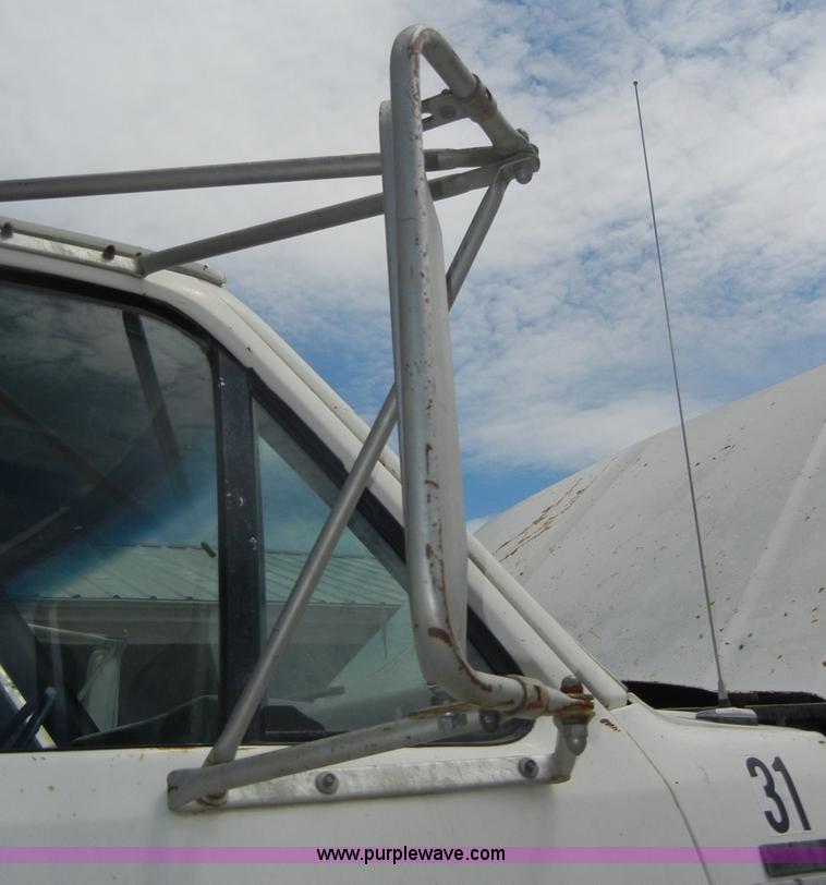 image for item D4081 1987 Ford F700 dump truck