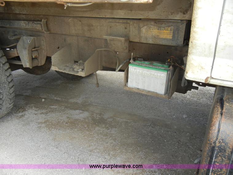image for item D4081 1987 Ford F700 dump truck