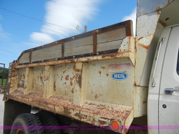 image for item D4081 1987 Ford F700 dump truck