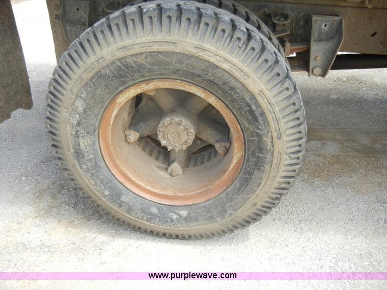 image for item D4081 1987 Ford F700 dump truck