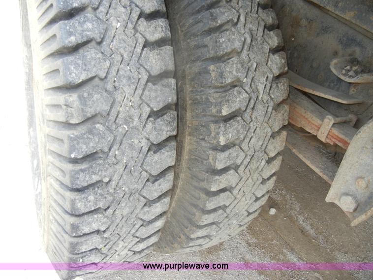 image for item D4081 1987 Ford F700 dump truck