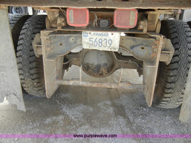 image for item D4081 1987 Ford F700 dump truck