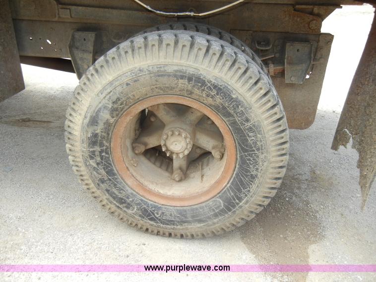 image for item D4081 1987 Ford F700 dump truck