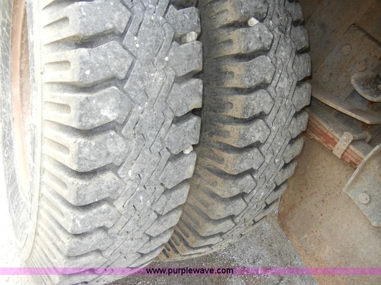 image for item D4081 1987 Ford F700 dump truck