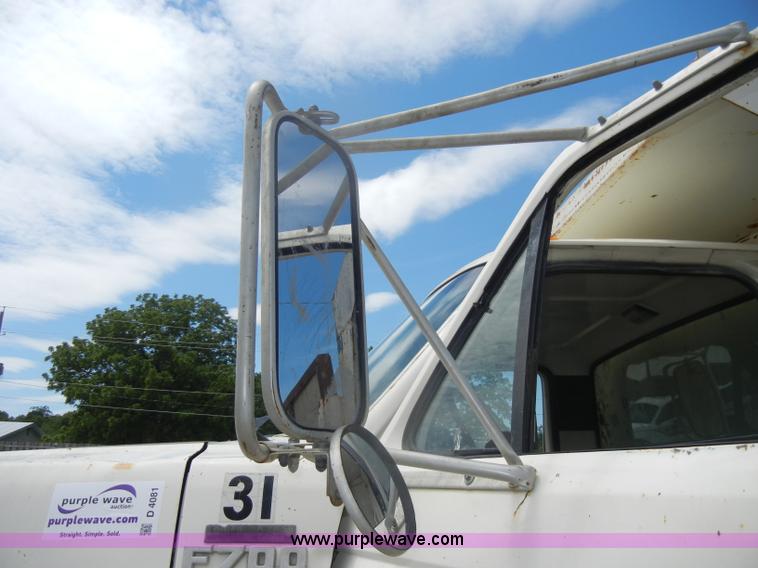 image for item D4081 1987 Ford F700 dump truck