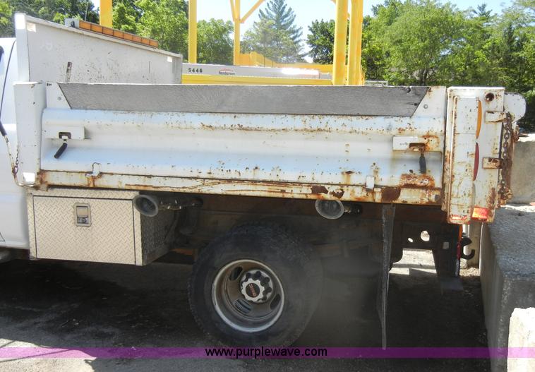 image for item D4082 2003 GMC 3500 dump bed pickup truck
