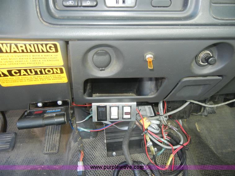 image for item D4082 2003 GMC 3500 dump bed pickup truck