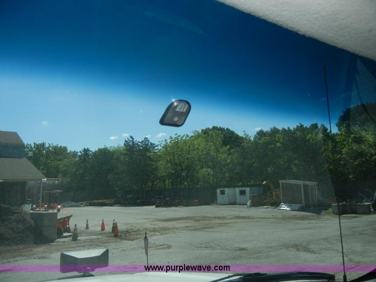 image for item D4082 2003 GMC 3500 dump bed pickup truck