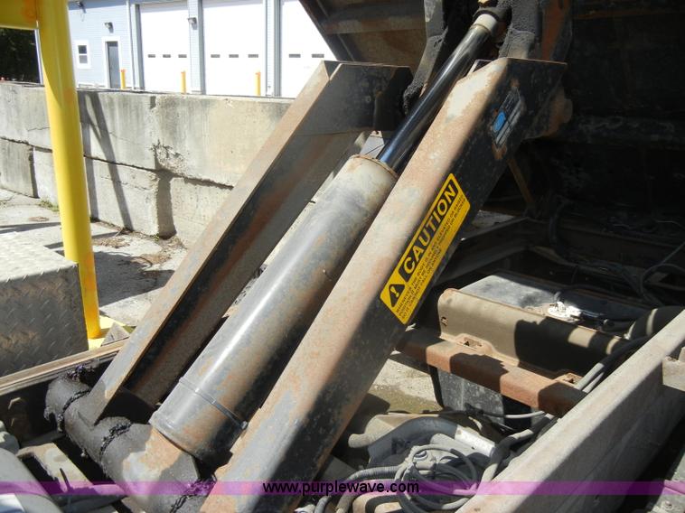 image for item D4082 2003 GMC 3500 dump bed pickup truck