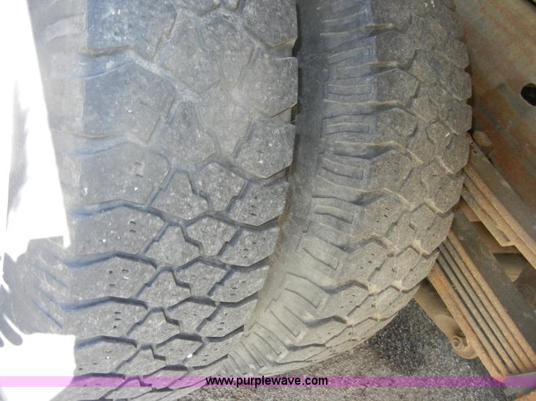 image for item D4082 2003 GMC 3500 dump bed pickup truck