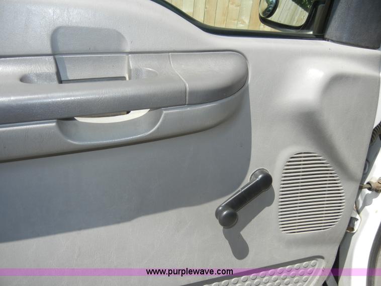 image for item D4083 2000 Ford F250 Super Duty XL pickup truck