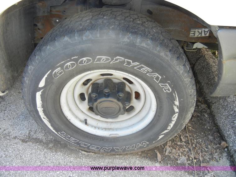 image for item D4083 2000 Ford F250 Super Duty XL pickup truck