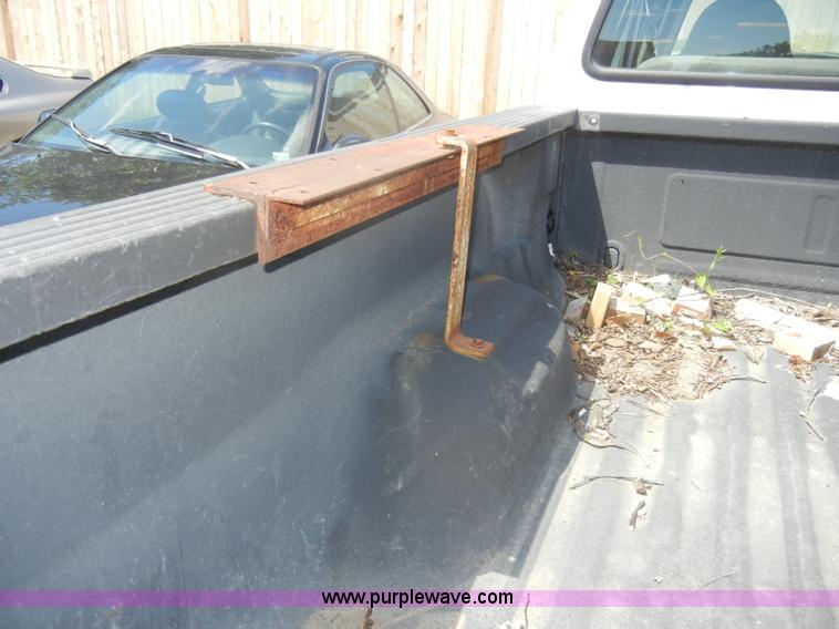 image for item D4083 2000 Ford F250 Super Duty XL pickup truck