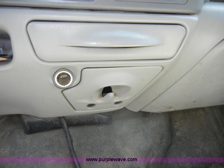 image for item D4084 2001 Ford F250 Super Duty XL pickup truck