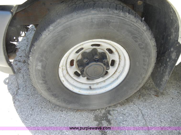 image for item D4084 2001 Ford F250 Super Duty XL pickup truck