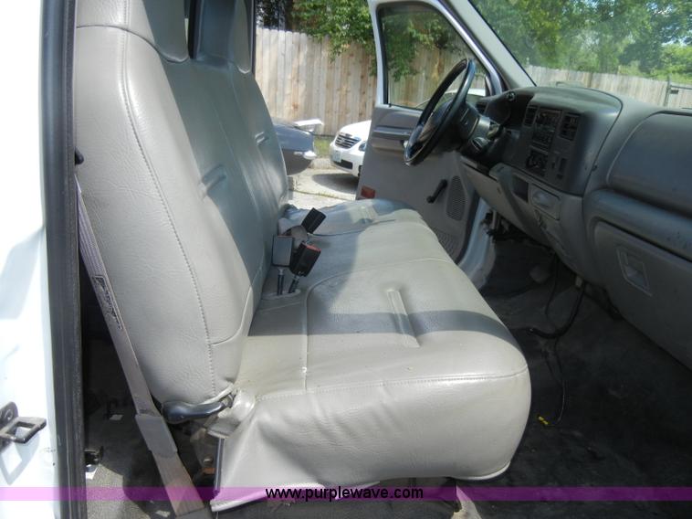 image for item D4084 2001 Ford F250 Super Duty XL pickup truck