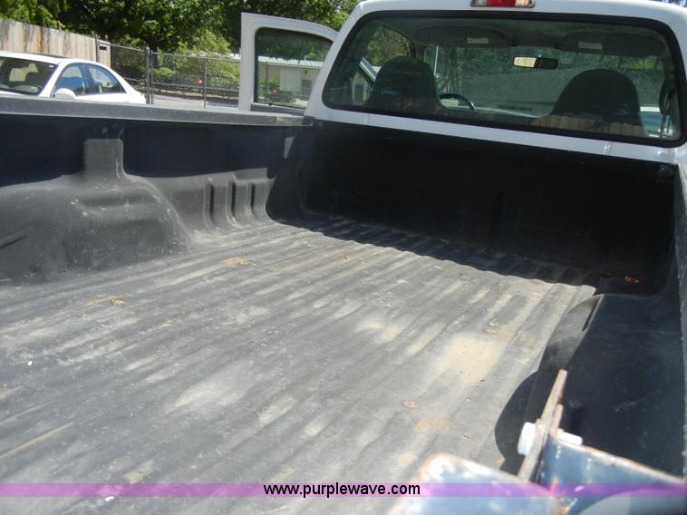 image for item D4084 2001 Ford F250 Super Duty XL pickup truck