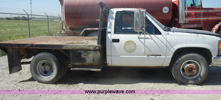 image for item D4097 1990 GMC Sierra 3500 SL flatbed pickup truck
