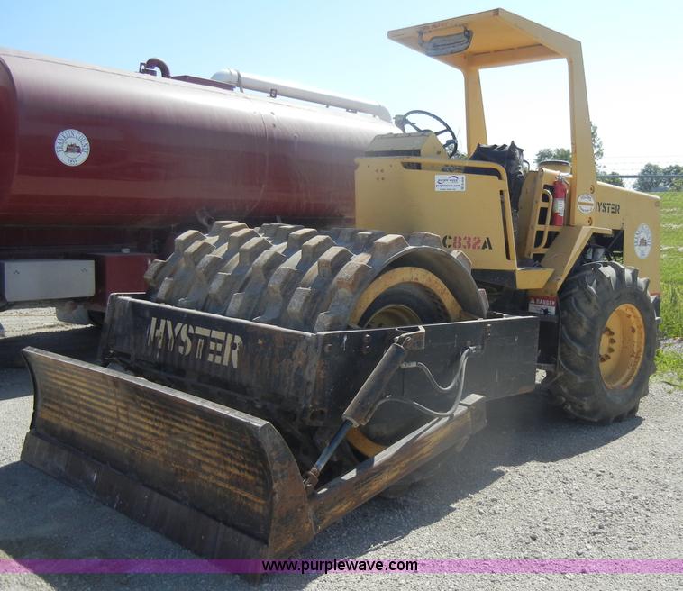 image for item D4098 1988 Hyster C832A pad foot roller